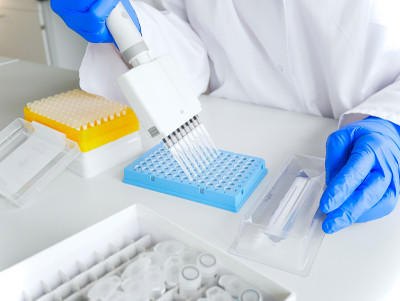 科学家的手工作与多通道移液管和多孔板。基因实验室多管移液管研究技术员。基因和癌症筛查、医疗技术和治疗