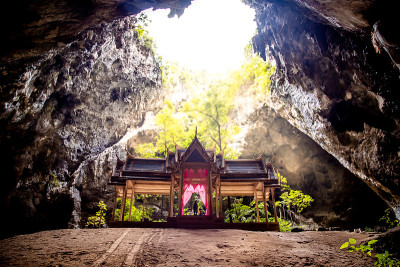 泰国帕拉雅·那空洞，Khua Kharuehat亭庙，位于泰国巴育普·基里汗Khao Sam Roi