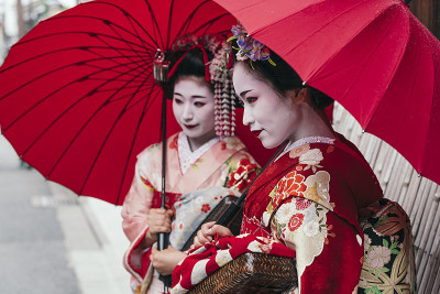 舞妓走在祗园的街道上