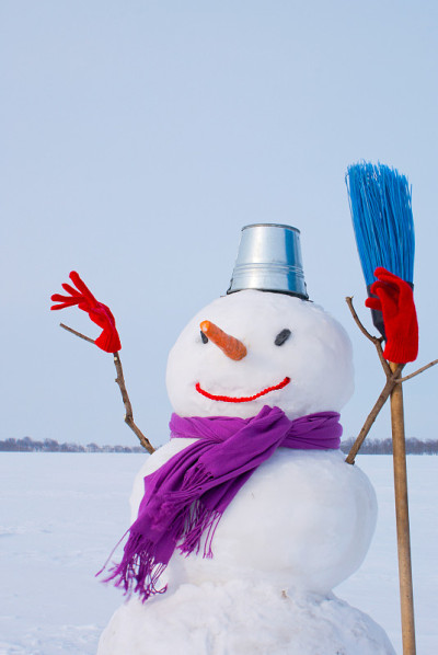 孤独的雪人在雪地里