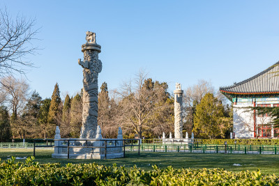 北京大学的两根历史花表，一种中国建筑中使用的仪式柱