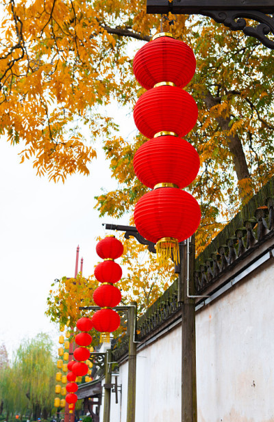 秋天，红叶和红灯笼旁边的传统中国建筑