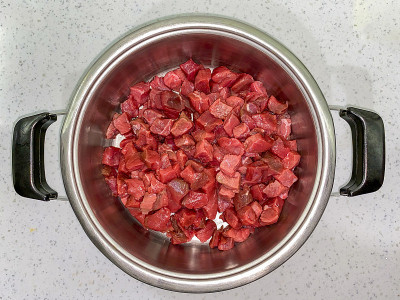 肉在锅里切成小块