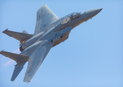 F-15 Eagle在非常近的视野，加力燃烧室打开