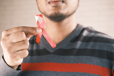 手握红色HIV带与拷贝空间