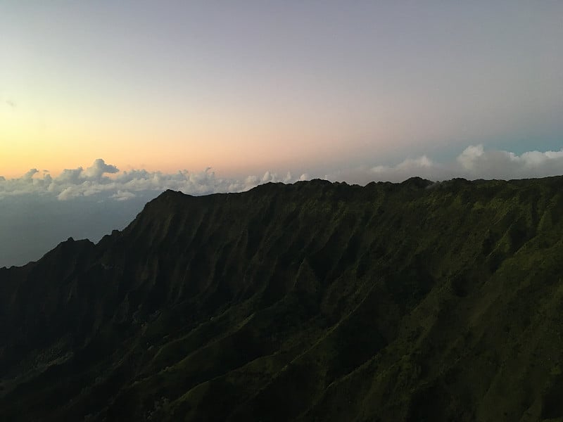 夏威夷考艾岛日落时分的卡拉劳山谷。