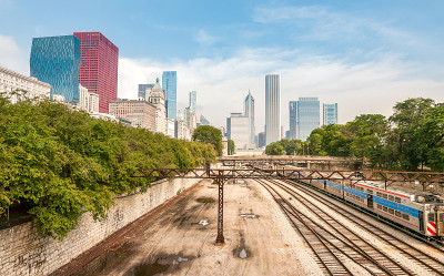 美国，芝加哥市区天际线与桥下的铁路场