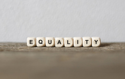 用木块制作的单词EQUALITY