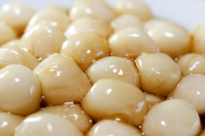 一盘填满甜酱油的白俣Dango