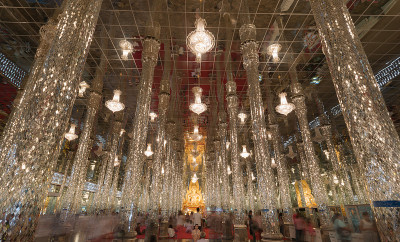 金佛雕像在大教堂玻璃，在泰国寺庙