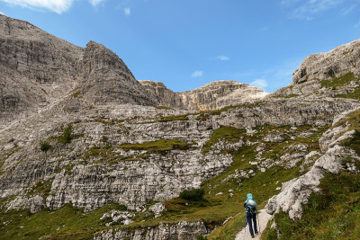 Oberbachernspitze -一个女人徒步旅行在一个高和荒凉的山在意大利白云石。
