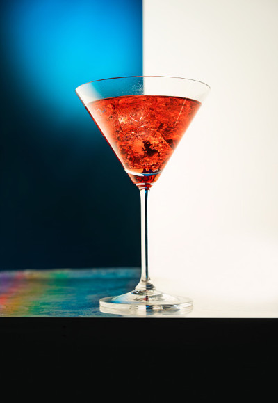 装有葡萄酒和冰块的酒杯