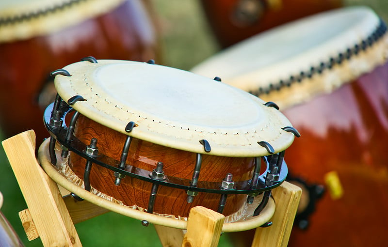 特写的一个小Taiko鼓传统日本鼓手