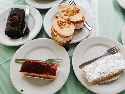 餐桌上的蛋糕