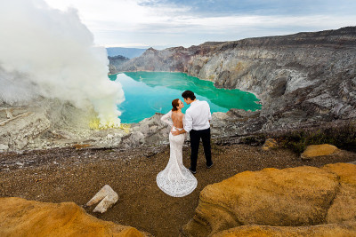 在火山口的新婚夫妇