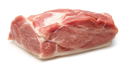 生猪肉孤立在白色