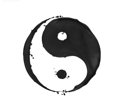 在白色的背景上，以阴阳符号的形状飞溅的黑色颜料