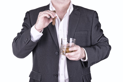 近距离观察抽烟喝酒的男人