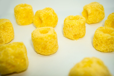 在白色背景上的管状烤玉米零食