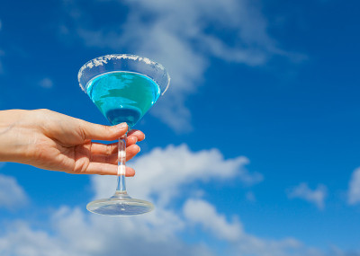 海滩上的马提尼酒