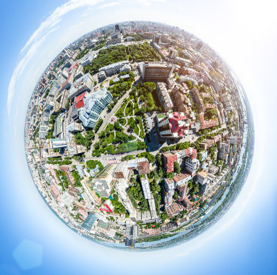 空中城市景观与道路，房屋和建筑物