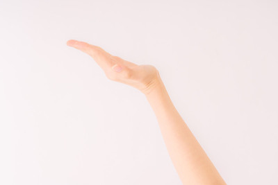 女人的手。图像的姿态。