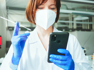 医学研究科学家、在实验室使用冠状病毒拭子试管的医生。Covid-19疫苗和测试概念。实验室标题，医疗