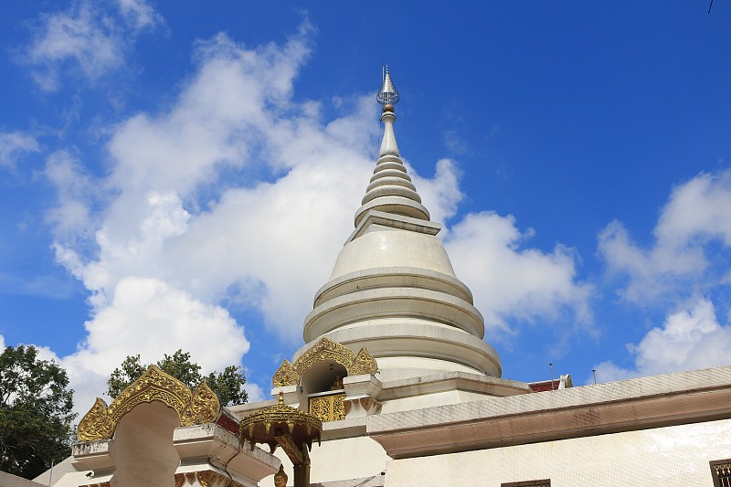 白塔在蓝天背景，Wat pah - ngao塔在泰国清莱