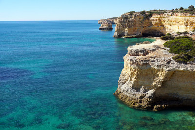 Algarve Carvoeiro附近的Praia Marinha