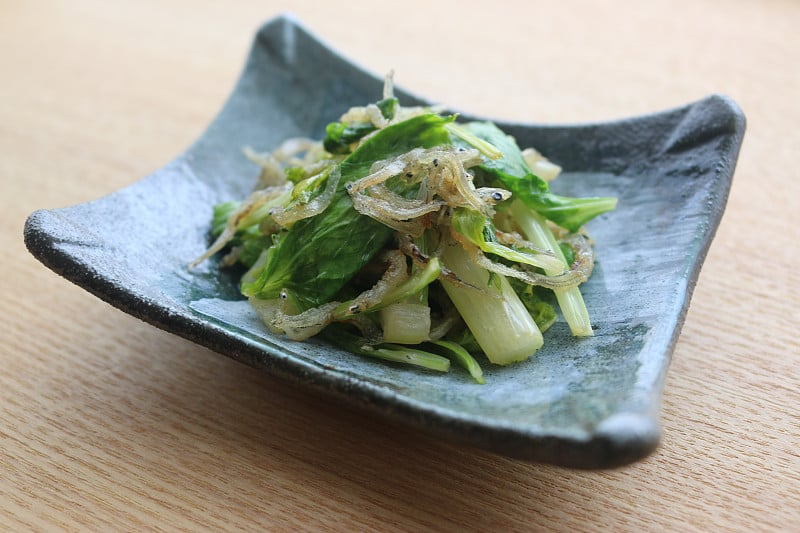 炒芹菜和干沙丁鱼