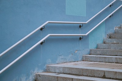 街道上的楼梯建筑