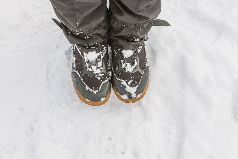 俯视图的脚在靴子和绑腿雪保护