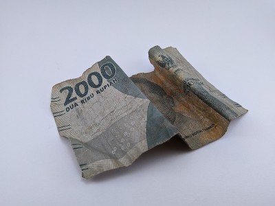 最新付款用的是破旧的印尼盾