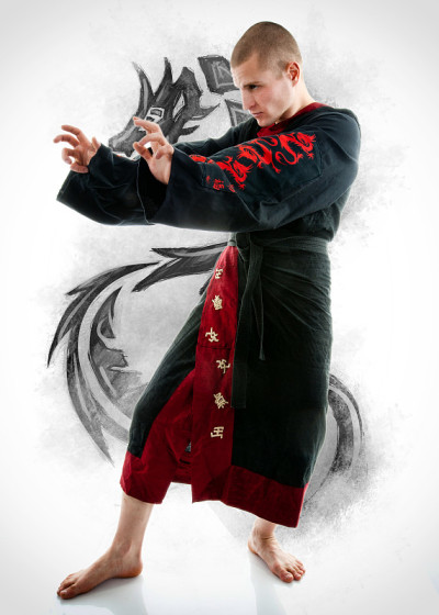 身穿黑龙和服的男子展示武术公司
