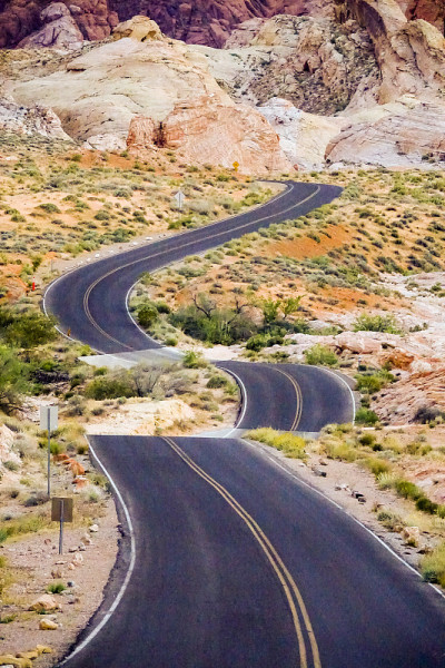 穿过内华达火谷沙漠的美丽道路