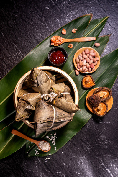 特写，复制空间，俯视图，平铺。著名的亚洲华人美味手工食品在端午节，蒸饺形状像金字塔的原料在黑色的石板