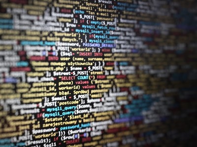 黑色的独特背景。在笔记本电脑屏幕上编程PHP。程序代码PHP HTML CSS网站。网站模板，选择性