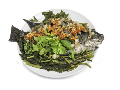 泰式菜肴，清蒸罗非鱼和五花肉浇上红辣椒酱和清蒸蔬菜，芹菜，牵牛花。孤立在白色背景上。包括剪切路径。