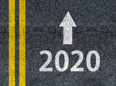 2020年，一个箭头写在柏油路上