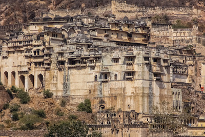 令人印象深刻的Garh宫殿坐落在山区