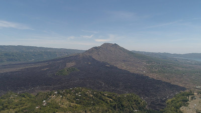 山地景观与巴图尔火山