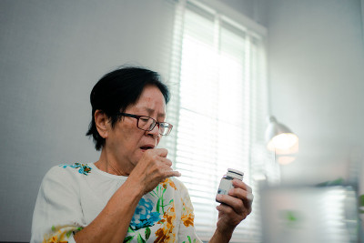 亚洲高级视频电话与医生在家远程医疗。