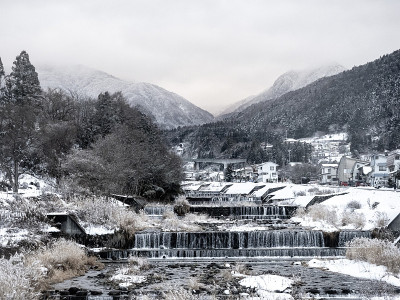 在冬天的雪中仰望卡库马河