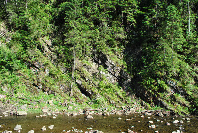 山河和岩石海岸