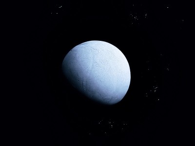 太空深处覆盖着冰的巨大石头行星。
