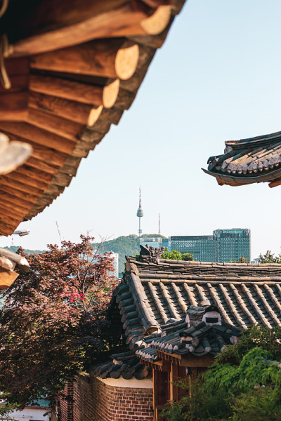 首尔,韩国。观景城市和北川韩屋村与北塔。股票的照片。