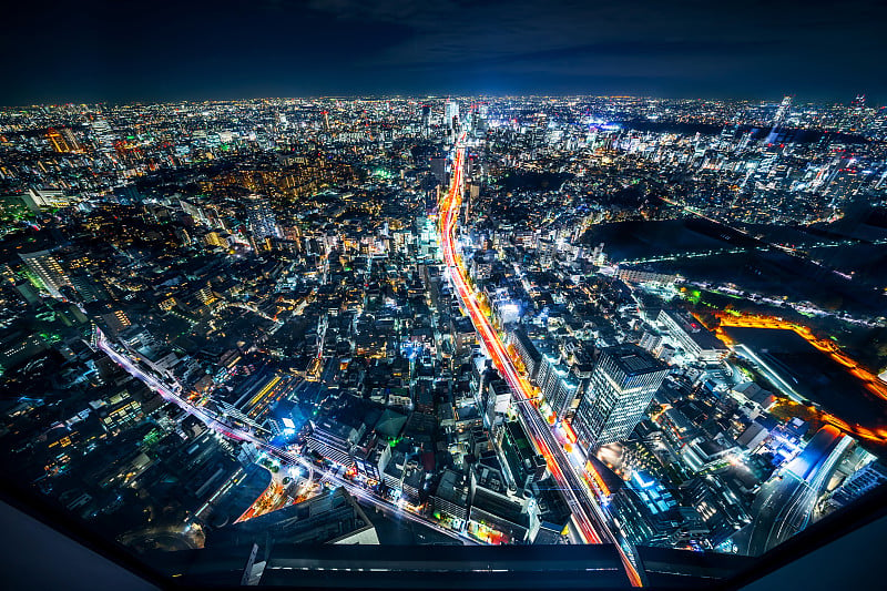 涩谷，新宿和东京高速公路的全景现代城市天际线