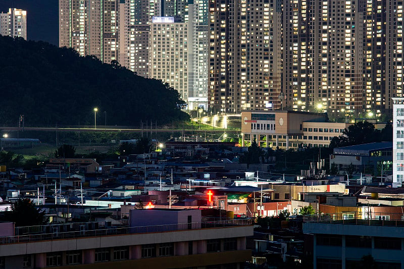 安阳市的夜景很美。