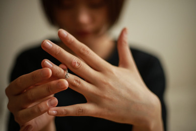 女人摘掉戒指