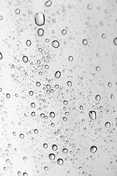 水滴在玻璃上